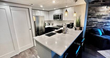 ~Remodeled Mtn View Condo, Hot Tub, Modern, Fast WiFi~