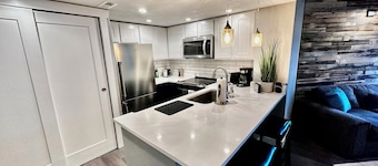 ~Remodeled Mtn View Condo, Hot Tub, Modern, Fast WiFi~