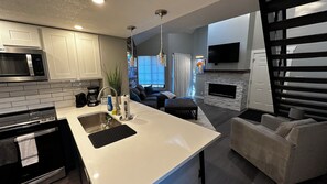 Fridge, microwave, oven, stovetop - ~Remodeled Mtn View Condo, Hot Tub, Modern, Fast WiFi~ (Boulder)