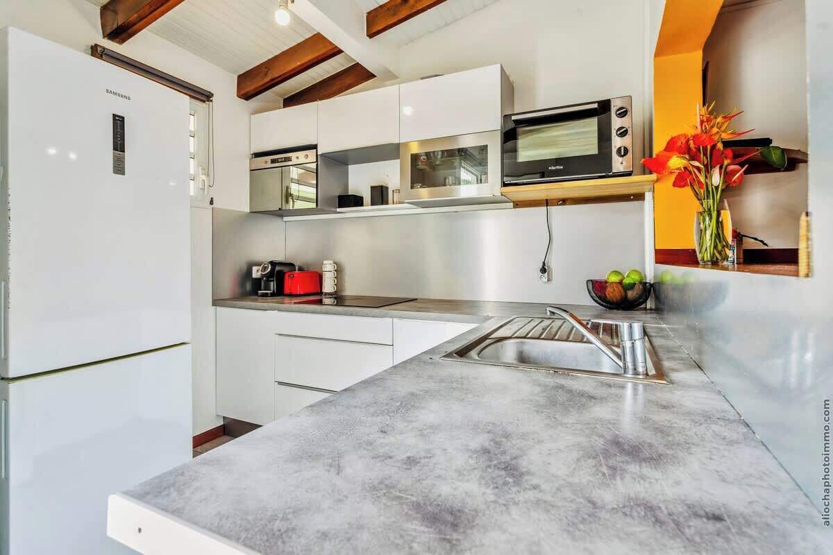 冷蔵庫、電子レンジ、オーブン、コンロ