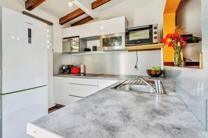 Fridge, microwave, oven, stovetop