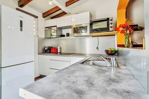 Geladeira, micro-ondas, fogão, cooktop