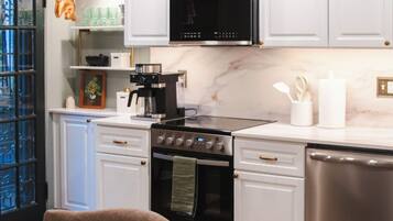 Frigorifero, microonde, forno, piano cottura