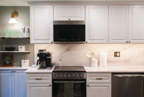 Geladeira, micro-ondas, fogão, cooktop