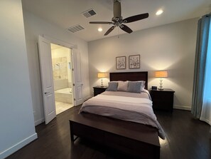 3 slaapkamers, een bureau, een strijkplank/strijkijzer, wifi