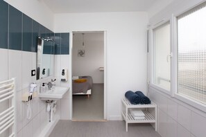 Chuveiro, secador de cabelo, toalhas de banho, sabonete