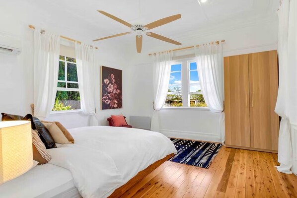 4 bedrooms, in-room safe, desk, iron/ironing board