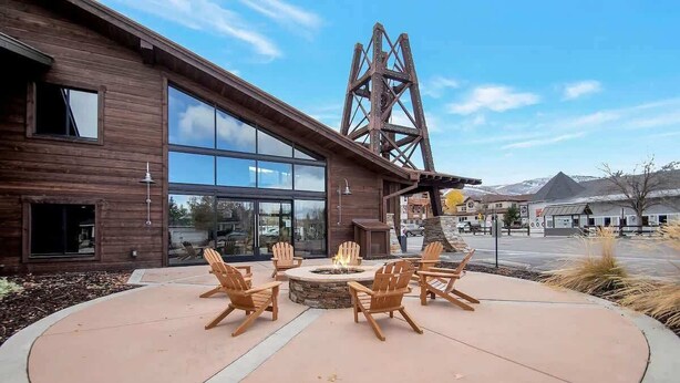 A building with a fire pit and outdoor seating. - Charming Park City Loft and View at Prospector (Park City)
