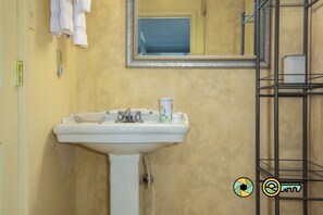 Een douche, een bubbelbad, handdoeken