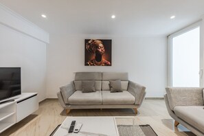 TV - Mumba Apartment 2 by Kondo Stays (Tiranë)