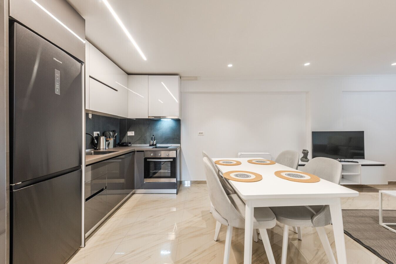 Fridge, oven, stovetop, coffee/tea maker