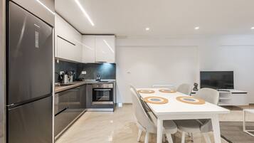 Fridge, oven, stovetop, coffee/tea maker