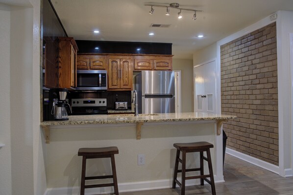 冷蔵庫、電子レンジ、オーブン、コンロ