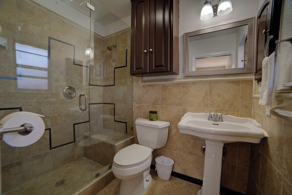 Secador de pelo, toallas, jabón y papel higiénico