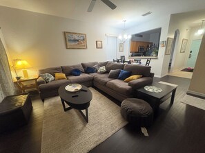 Téléviseur connecté, lecteur de DVD, livres