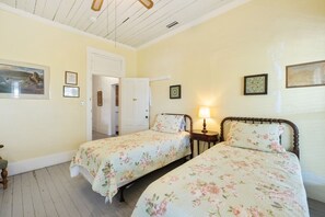 1 bedroom, travel cot, free WiFi, bed sheets - The Downtown Historic Island Hotel (Cedar Key)