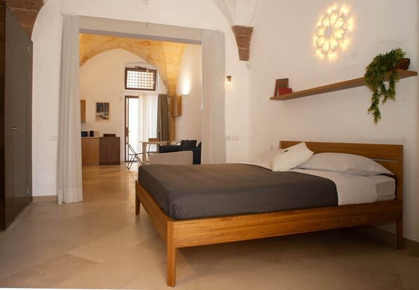 Cuna de viaje, wifi gratis y ropa de cama 