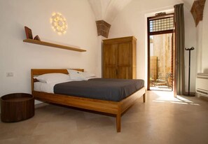 Cuna de viaje, wifi gratis y ropa de cama 