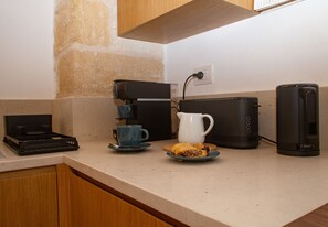 Kühlschrank, Herdplatte, Wasserkocher mit Kaffee-/Teezubehör