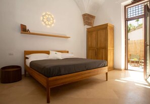 Travel crib, free WiFi, bed sheets