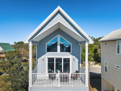 New 2br/2.5ba modern coastal retreat - walk to the beach!
