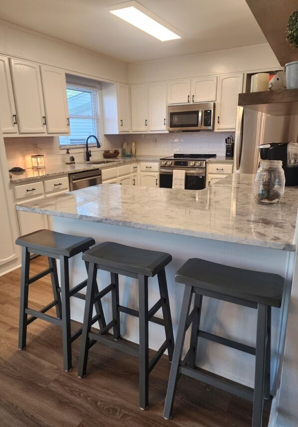 Fridge, microwave, oven, stovetop - Spacious 5-bedroom, just quick golf cart riide to beach. Great for large family (North Myrtle Beach)