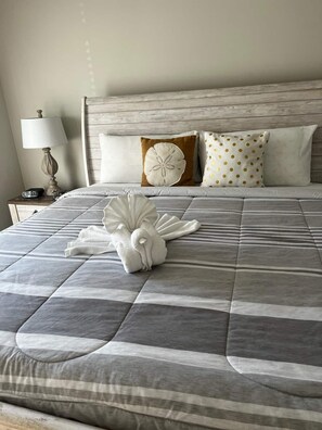 5 bedrooms, iron/ironing board, travel cot, free WiFi - Spacious 5-bedroom, just quick golf cart riide to beach. Great for large family (North Myrtle Beach)