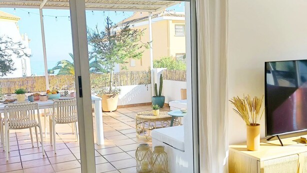 A room with a sliding glass door leading to an outdoor patio area. - Apartament Talima by DENIA COSTA (Dénia)
