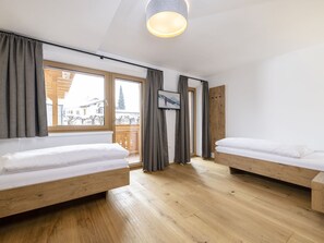 2 bedrooms, travel crib, free WiFi