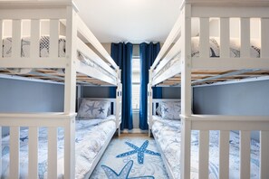 3 室のベッドルーム、デスク、WiFi (無料)、ベッドシーツ