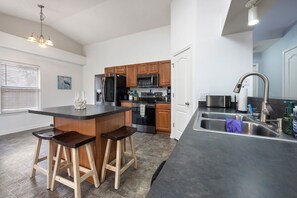 冷蔵庫、電子レンジ、オーブン、コンロ