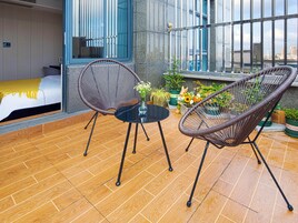 Escritorio, espacio para trabajar con laptop y wifi gratis 