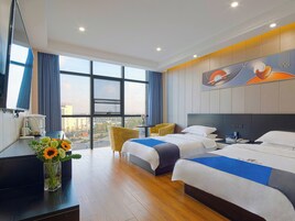 Escritorio, espacio para trabajar con laptop y wifi gratis 