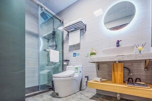 Escritorio, espacio para trabajar con laptop y wifi gratis 