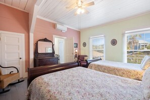 1 bedroom, travel cot, free WiFi, bed sheets - The Downtown Historic Island Hotel (Cedar Key)