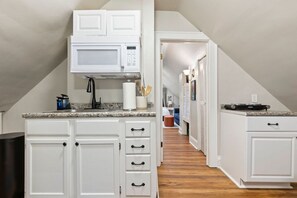 Refrigerador, microondas, cafetera y tetera y tostadora