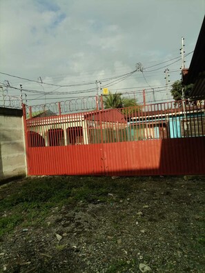 Property grounds - Se alquila casa humilde en Limón. (Limón)