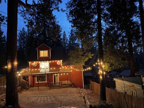 Modern 3BR: Hot Tub, High-End Coffee Walk to Lake