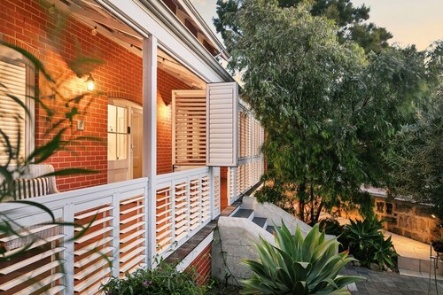 North Fremantle Retreat | Walk to Beach, River & Train