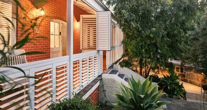 North Fremantle Retreat | Walk to Beach, River & Train