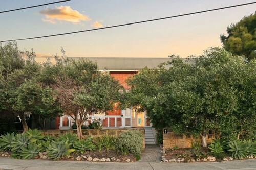 North Fremantle Retreat | Walk to Beach, River & Train