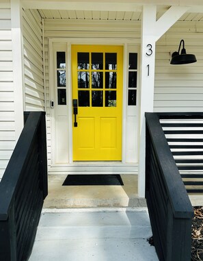 A yellow door with a black mailbox and a number 31 sign on the house. - Modern 3-bedroom 2 bath house (Lawrenceville)