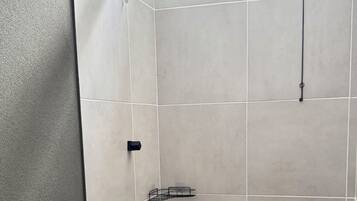 Toalhas de banho, sabonete, papel higiênico