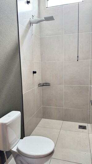 Serviettes fournies, savon, papier toilette