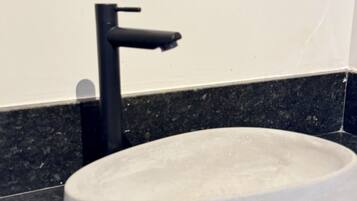 Toalhas de banho, sabonete, papel higiênico