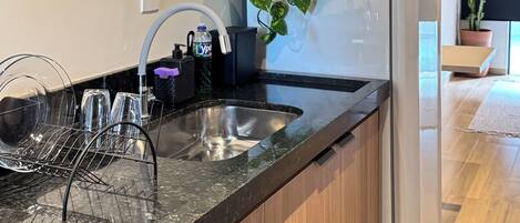 Réfrigérateur, micro-ondes, four, plaque de cuisson