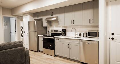 Elite 10-Bed Retreat - Hot Tub |AC| Fenced Yard | Parking | 2 Kitchens