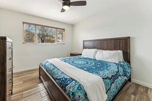 4 bedrooms, iron/ironing board, travel cot, WiFi - Scottsdale Getaway - Heated Pool (Scottsdale)