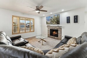 TV, video games - Scottsdale Getaway - Heated Pool (Scottsdale)
