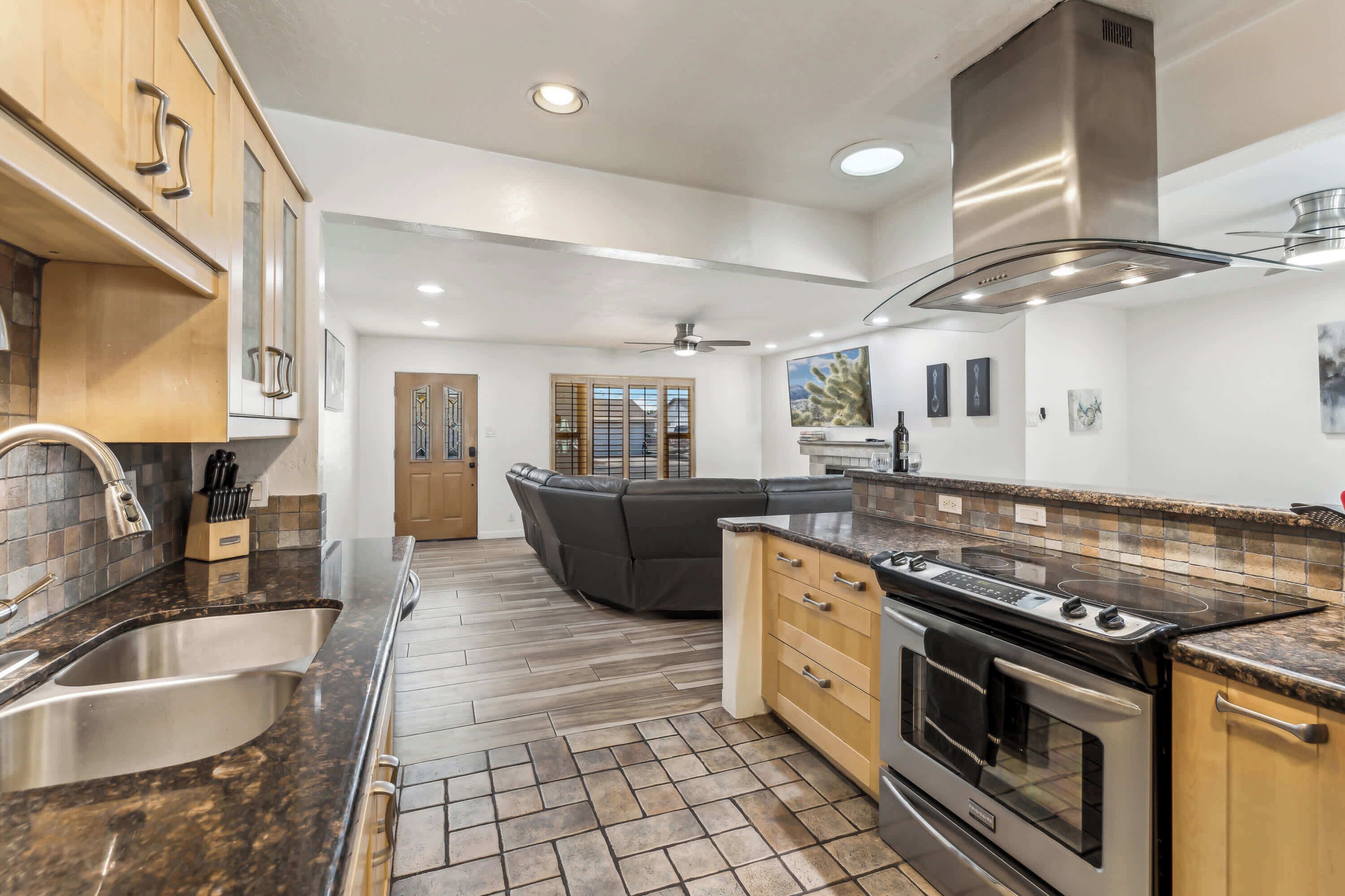 Réfrigérateur, four, plaque de cuisson, lave-vaisselle